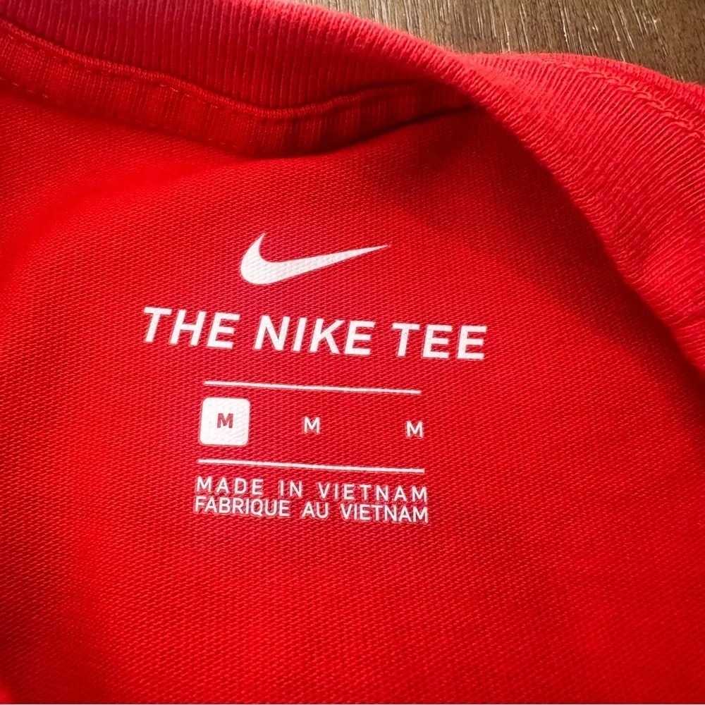 Men’s Nike loose fit shirt size medium
